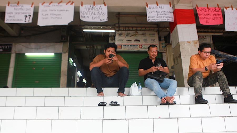 Mereka merasa terbebani oleh biaya sewa baru pada situasi ekonomi pascapandemi COVID-19 yang belum pulih sepenuhnya.