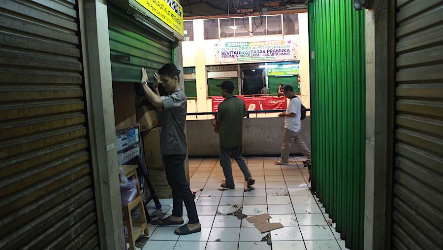 Sejumlah pedagang di Pasar Pramuka kompak menutup kiosnya. (Bloomberg Technoz/Andrean Kristianto)