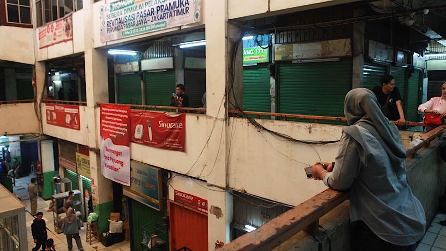 Sejumlah pengunjung yang ingin membeli obat dan alat kesehatan juga terlihat sepi sebagian besar adalah pedagang yang berada di lokasi.