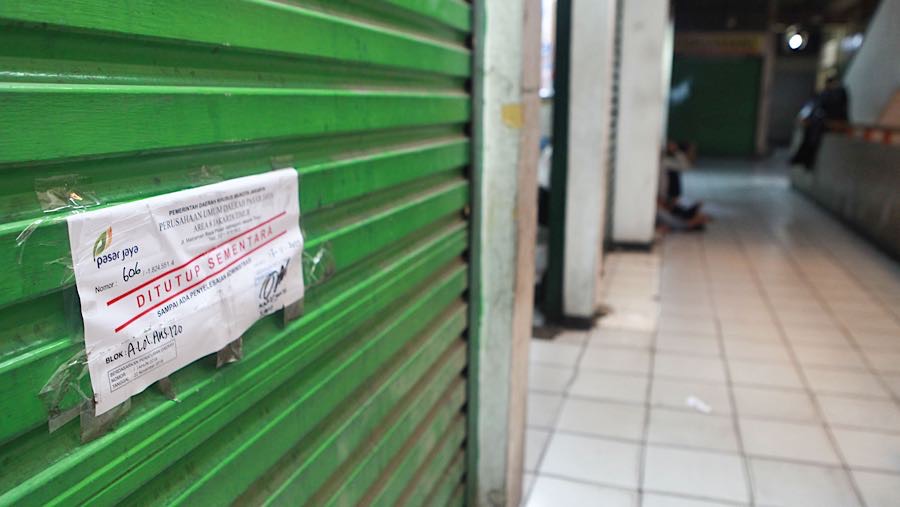 Penutupan kios dilakukan sebagai protes atas penyegelan oleh Perumda Pasar Jaya akibat tunggakan sewa oleh beberapa pedagang.