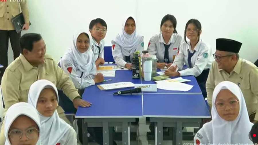 Presiden Prabowo Subianto memantau kegiatan pembelajaran untuk Indonesia Cerdas di SMPN 4 Kota Bekasi (17/11/2025). (Dok. BPMI)