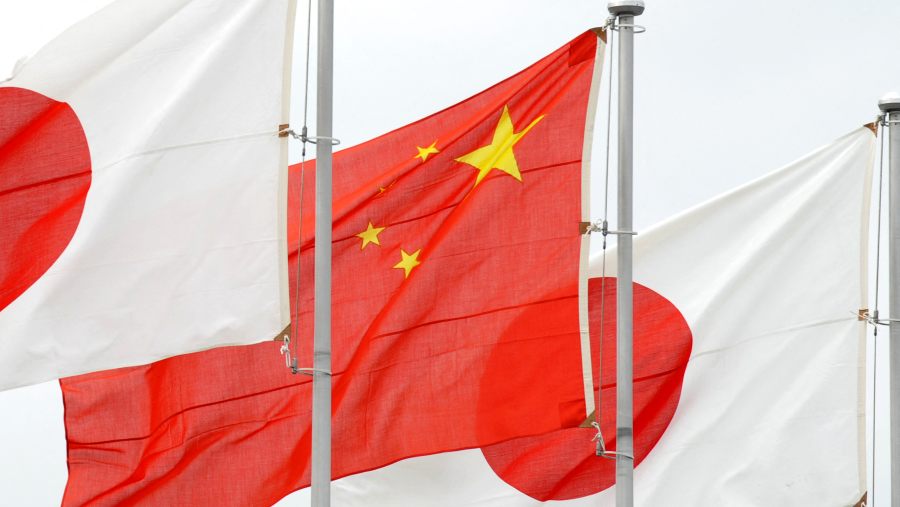 Bendera Jepang dan China. (Bloomberg)