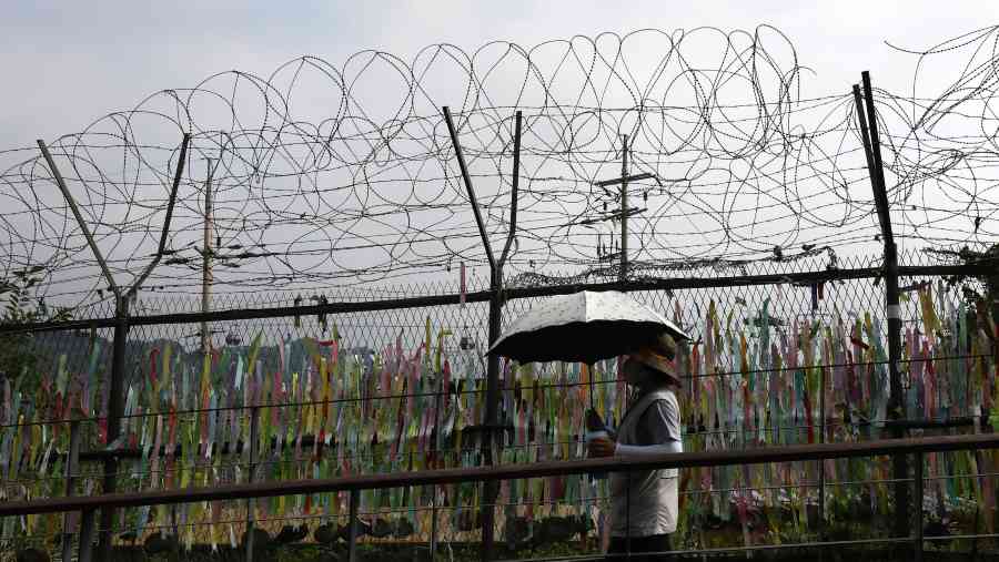 Pagar kawat berduri di dekat zona demiliterisasi (DMZ) di Paju, Korea Selatan. (Chung Sung-Jun/Getty Images/Bloomberg)