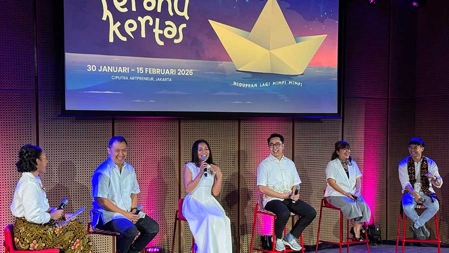 Penulis Buku Perahu Kertas, Dee Lestari di Konferensi Pers Musikal 'Perahu Kertas' di Galeri Indonesia Kaya (Bloomberg Technoz/Septiana Ledysia)