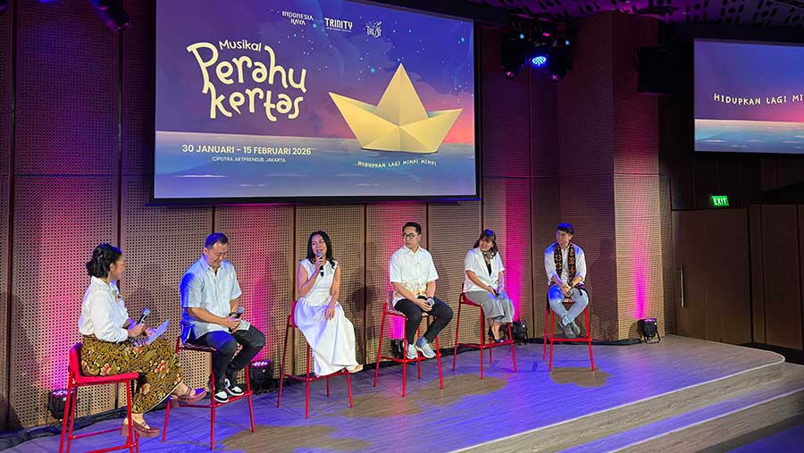 Penulis Buku Perahu Kertas, Dee Lestari di Konferensi Pers Musikal 'Perahu Kertas' di Galeri Indonesia Kaya (Bloomberg Technoz/Septiana Ledysia)