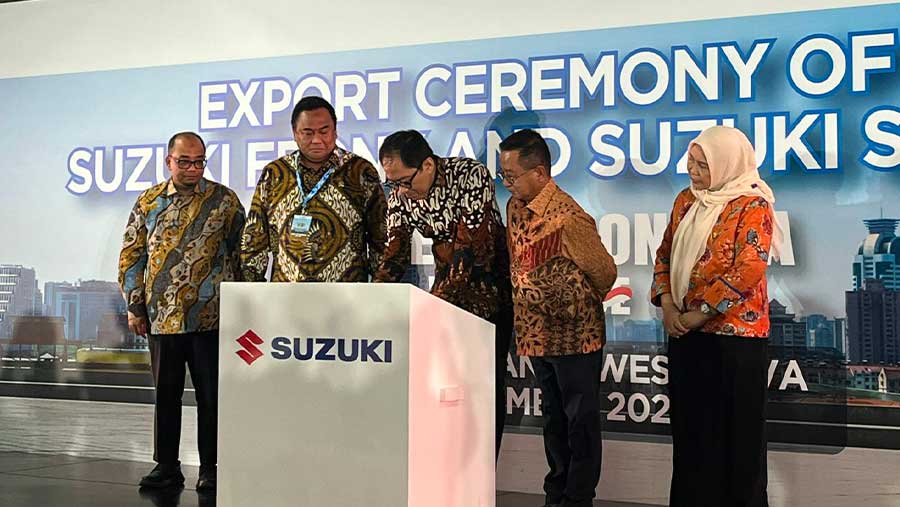 Wamenperin Faisol Riza bersama Minoru Amano, Presiden Direktur Suzuki Indomobil Sales dalam Export Ceremony di Jawa Barat (Bloomberg Technoz/Elisabet)