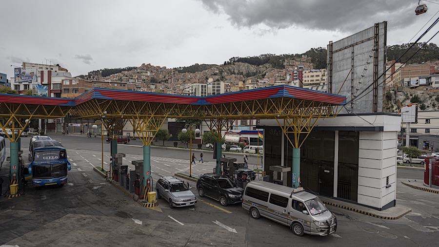 Antrean panjang di pom bensin mulai menghilang. Mata uang Bolivia telah melonjak di pasar tidak resmi. (Marcelo Perez Del Carpio/Bloomberg)
