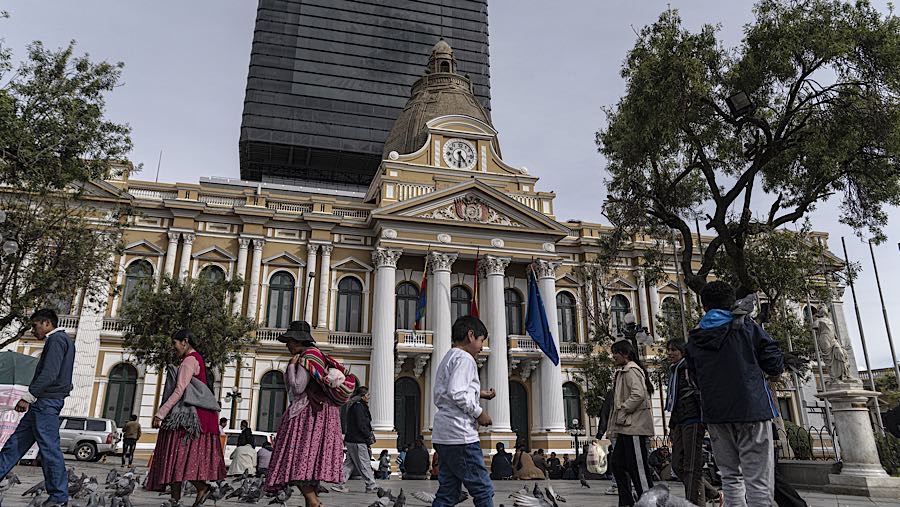 Dari semua perubahan selama hari-hari pertama pemerintahan Presiden Rodrigo Paz adalah jam yang berada di atas gedung kongres Bolivia.