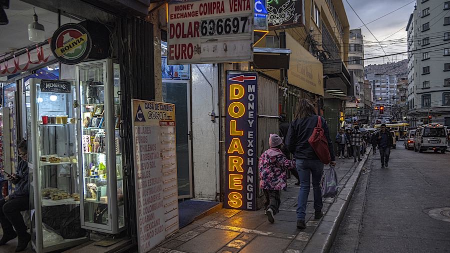 Sebuah tempat penukaran mata uang di La Paz, Bolivia, Rabu (12/11/2025). (Marcelo Perez Del Carpio/Bloomberg)