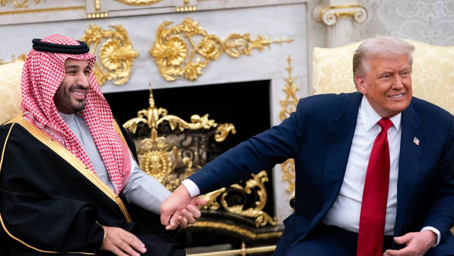 Presiden AS Donald Trump dan Mohammed bin Salman, Putra Mahkota Arab Saudi, 18 November 2025. (Fotografer: Nathan Howard/Politico/Bloomberg)