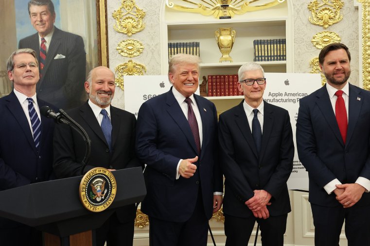 Pertemuan CEO Apple Tim Cook dengan Presiden AS Donald Trump di Gedung Putih (Sumber: Bloomberg)
