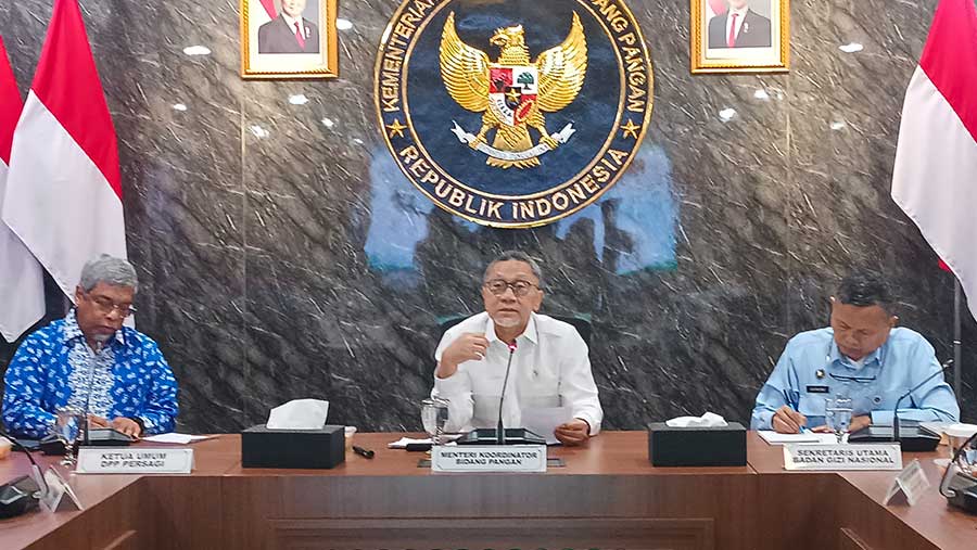 Menko Pangan Zulkifli Hasan bersama Persatuan Ahli Gizi Indonesia (PERSAGI), di Kemenko Pangan, Rabu (19/11). (Bloomberg Technoz/Dinda Decembria)