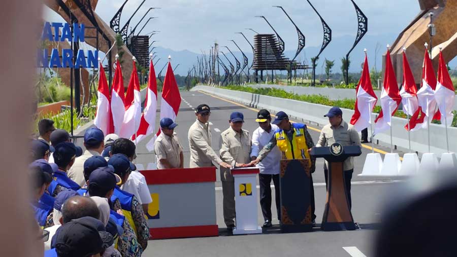 Presiden Prabowo Subianto meresmikan Jembatan Kabanaran hingga Flyover Canguk, Bantul, Yogyakarta. (Bloomberg Technoz/Dovana Hasiana)