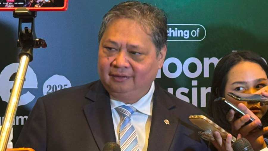 Menko Perekonomian Airlangga saat acara Ecoverse 2025 dan Peluncuran Bloomberg Businessweek Indonesia di Jakarta, (20/11/25). (Bloomberg Technoz/Ibnu)