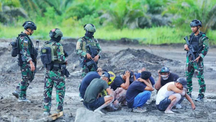 Menteri Pertahanan Sjafrie Sjamsoeddin bersama Satuan Tugas PKH di Dusun Nadi, Bangka Tengah (19/11). (Instagram @kemhanri)