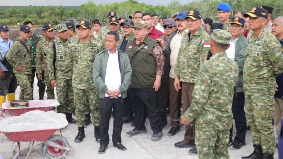 Bahlil Lahadalia dan Sjamsoeddin bersama Satuan Tugas PKH di Dusun Nadi, Bangka Tengah (19/11). (Instagram @kemhanri)