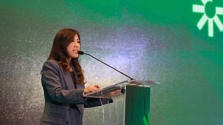 Menkomdigi Meutya Hafid saat Ecoverse 2025 dan Peluncuran Bloomberg Businessweek Indonesia di Jakarta, Kamis (20/11/2025). (Bloomberg Technoz/Andrean)