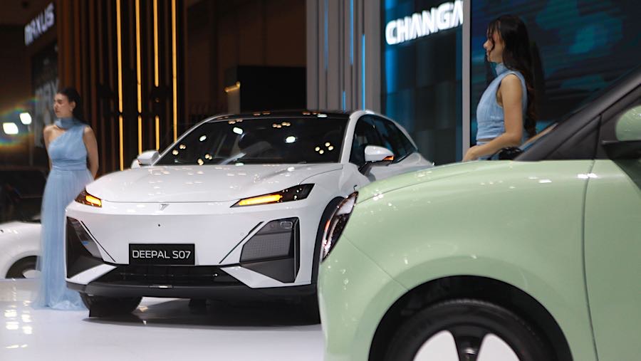 Changan Deepal S07 dipamerkan saat gelaran GJAW 2025 di ICE BSD, Tangerang, Jumat (21/11/2925). (Bloomberg Technoz/Andrean Kristianto)