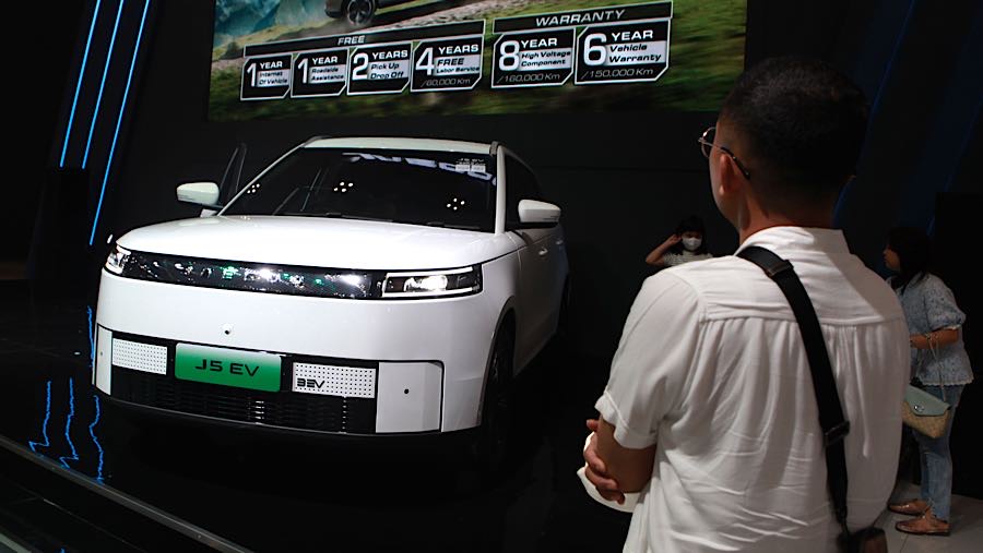 Jaecoo J5 EV dipamerkan saat gelaran GJAW 2025 di ICE BSD, Tangerang, Jumat (21/11/2925). (Bloomberg Technoz/Andrean Kristianto)