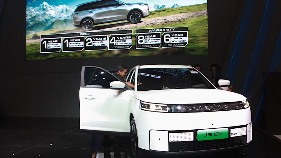 Jaecoo J5 EV dipamerkan saat gelaran GJAW 2025 di ICE BSD, Tangerang, Jumat (21/11/2925). (Bloomberg Technoz/Andrean Kristianto)