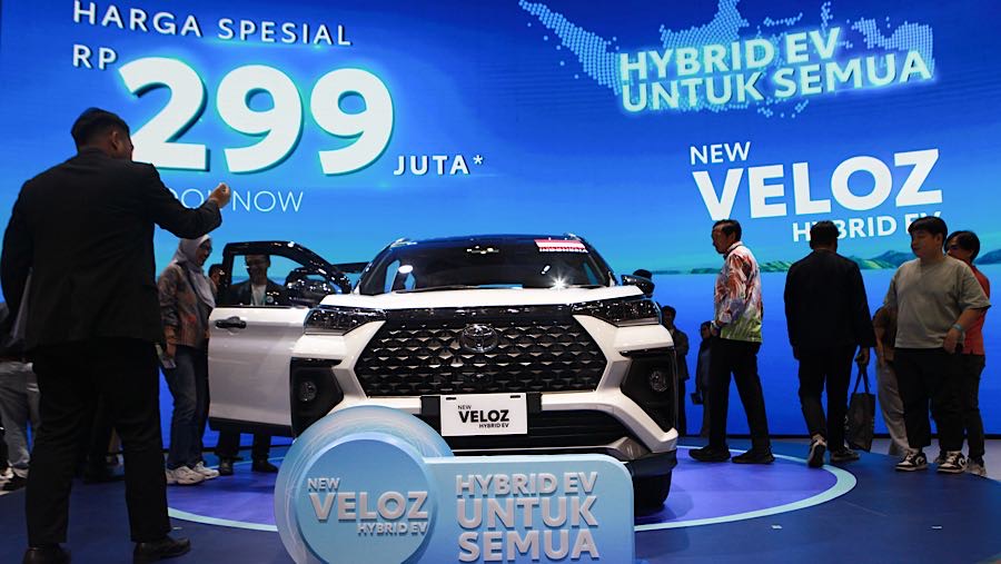 Toyota New Veloz Hybrid dipamerkan saat gelaran GJAW 2025 di ICE BSD, Tangerang, Jumat (21/11/2925). (Bloomberg Technoz/Andrean Kristianto)