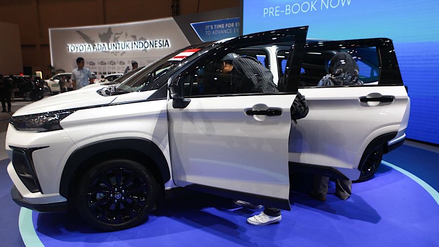 Toyota New Veloz Hybrid dipamerkan saat gelaran GJAW 2025 di ICE BSD, Tangerang, Jumat (21/11/2925). (Bloomberg Technoz/Andrean Kristianto)