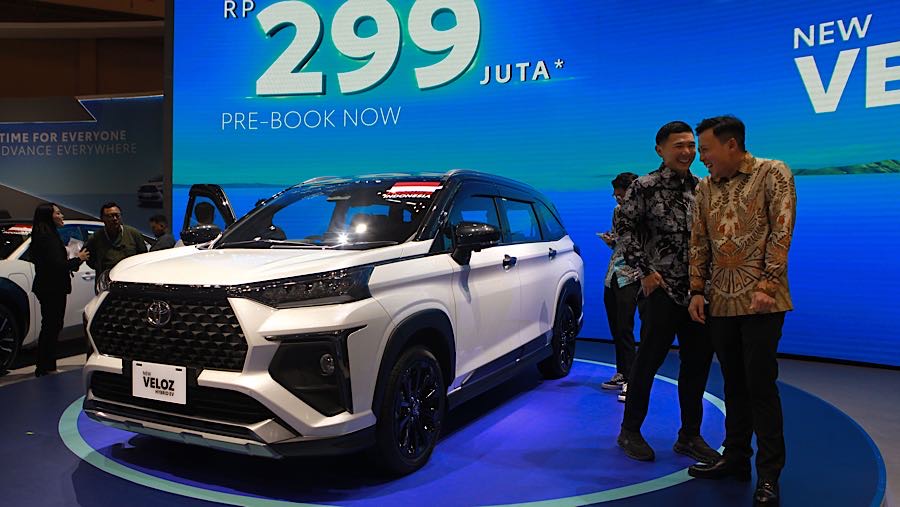 Pabrikan asal Toyota resmi meluncirkan New Veloz Hybrid yang dibanderol dengan harga Rp299 Juta untuk tipe V. (Bloomberg Technoz/Andrean Kristianto)