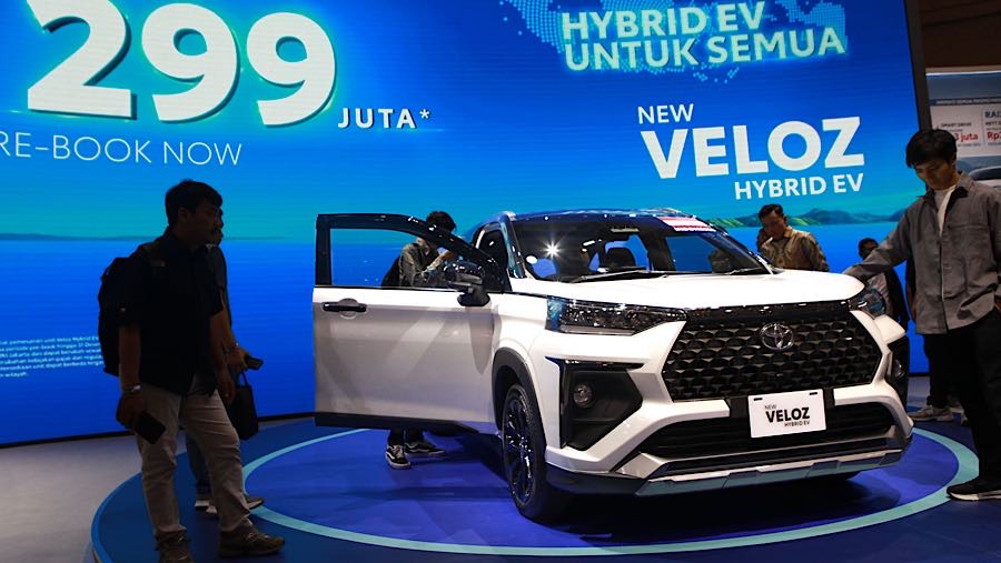 Toyota New Veloz Hybrid dipamerkan saat gelaran GJAW 2025 di ICE BSD, Tangerang, Jumat (21/11/2925). (Bloomberg Technoz/Andrean Kristianto)