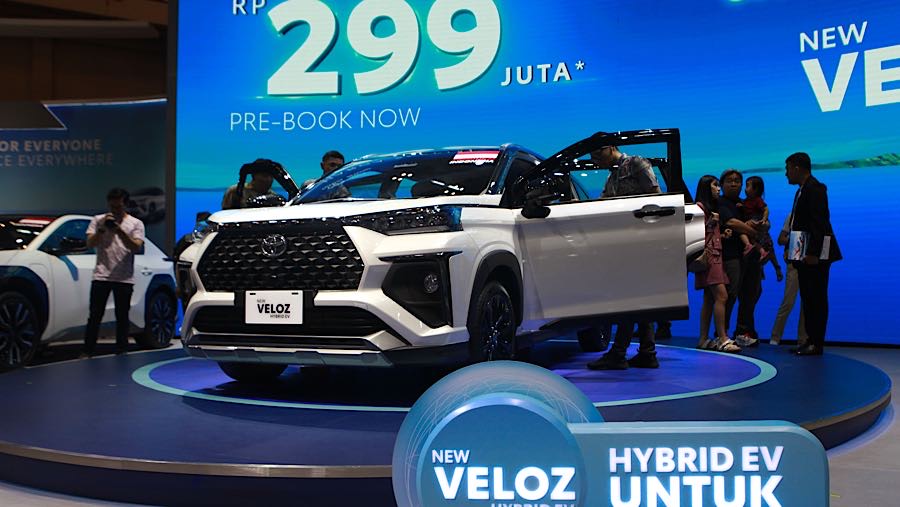 Toyota New Veloz Hybrid dipamerkan saat gelaran GJAW 2025 di ICE BSD, Tangerang, Jumat (21/11/2925). (Bloomberg Technoz/Andrean Kristianto)