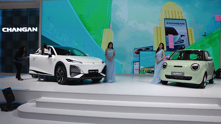 Changan Deepal S07 dan Lumin EV dipamerkan saat gelaran GJAW 2025 di ICE BSD, Tangerang, Jumat (21/11/2925). (Bloomberg Technoz/Andrean Kristianto)