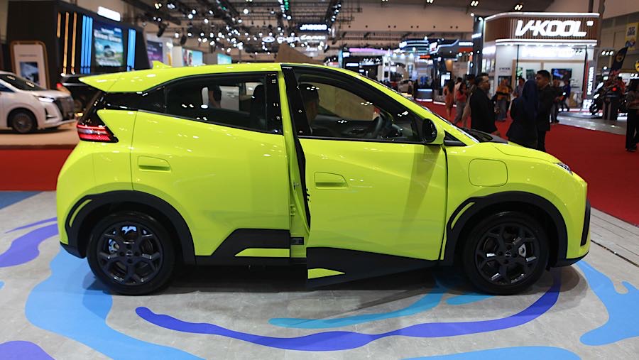 BYD Atto 1 dipamerkan saat gelaran GJAW 2025 di ICE BSD, Tangerang, Jumat (21/11/2925). (Bloomberg Technoz/Andrean Kristianto)

