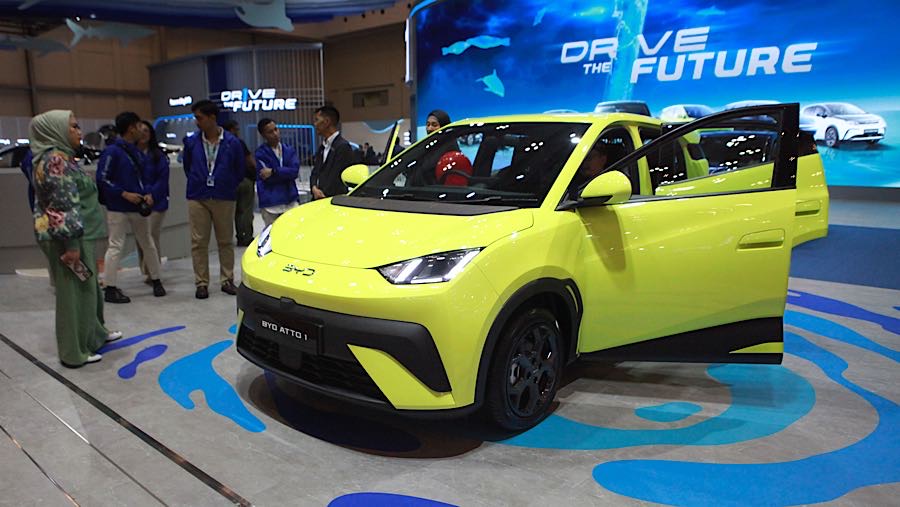 BYD Atto 1 dipamerkan saat gelaran GJAW 2025 di ICE BSD, Tangerang, Jumat (21/11/2925). (Bloomberg Technoz/Andrean Kristianto)