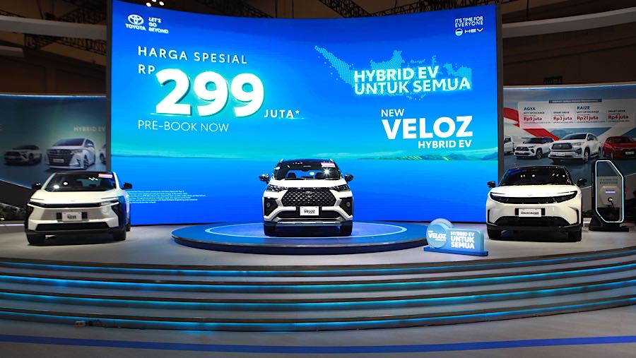Toyota New bZ4X, New Veloz Hybrid dan New Urban Cruiser Battery EV saat gelaran GJAW 2025 di ICE BSD, Jumat (21/11/2925). (Bloomberg Technoz/Andrean)