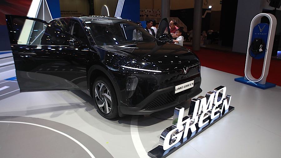 VinFast Limo Green dipamerkan saat gelaran GJAW 2025 di ICE BSD, Tangerang, Jumat (21/11/2925). (Bloomberg Technoz/Andrean Kristianto)