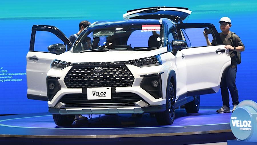 Toyota New Veloz Hybrid dipamerkan saat gelaran GJAW 2025 di ICE BSD, Tangerang, Jumat (21/11/2925). (Bloomberg Technoz/Andrean Kristianto)