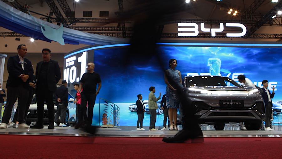 BYD Atto 3 dipamerkan saat gelaran GJAW 2025 di ICE BSD, Tangerang, Jumat (21/11/2925). (Bloomberg Technoz/Andrean Kristianto)