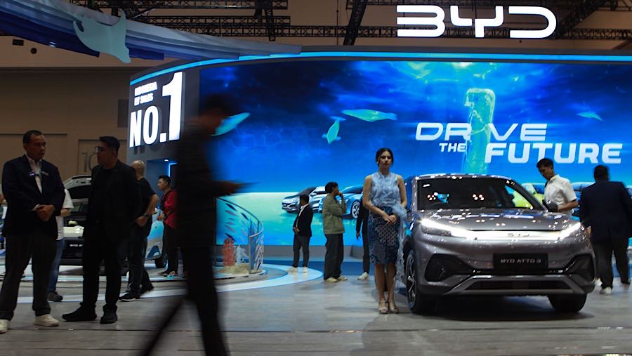 BYD Atto 3 dipamerkan saat gelaran GJAW 2025 di ICE BSD, Tangerang, Jumat (21/11/2925). (Bloomberg Technoz/Andrean Kristianto)
