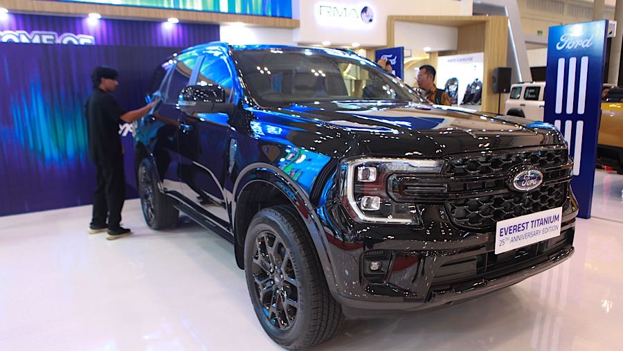 Ford Everest Titanium Edition dipamerkan saat gelaran GJAW 2025 di ICE BSD, Tangerang, Jumat (21/11/2925). (Bloomberg Technoz/Andrean Kristianto)