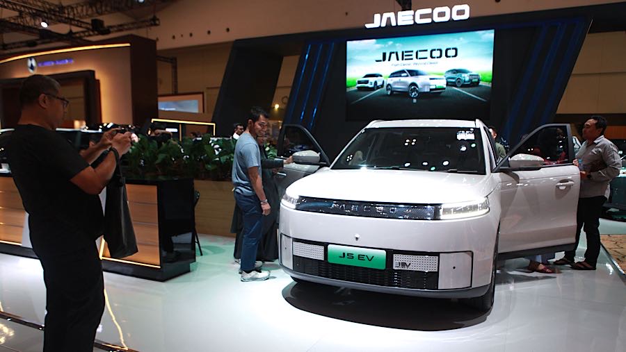 Jaecoo J5 EV dipamerkan saat gelaran GJAW 2025 di ICE BSD, Tangerang, Jumat (21/11/2925). (Bloomberg Technoz/Andrean Kristianto)