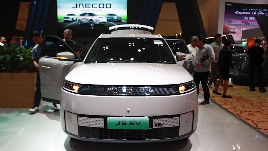 Jaecoo J5 EV dipamerkan saat gelaran GJAW 2025 di ICE BSD, Tangerang, Jumat (21/11/2925). (Bloomberg Technoz/Andrean Kristianto)