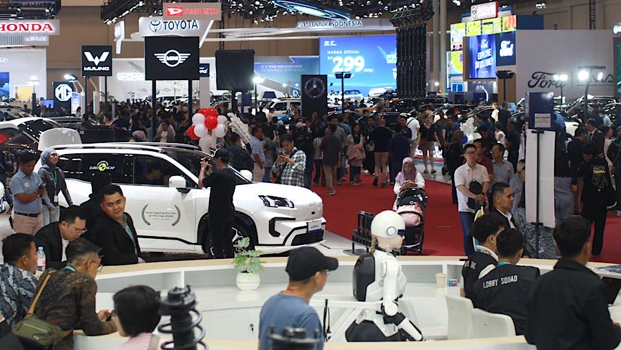 Pengunjung mungunjungi pameran otomotif GJAW 2025 di ICE BSD, Tangerang, Jumat (21/11/2925). (Bloomberg Technoz/Andrean Kristianto)
