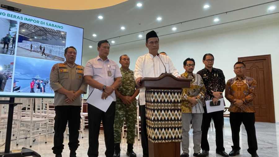 Mentan Andri Amran Sulaiman dalam konferensi pers di kawasan Jakarta Selatan, Minggu (23/11/2025). (Azura Yumna/Bloomberg Technoz)