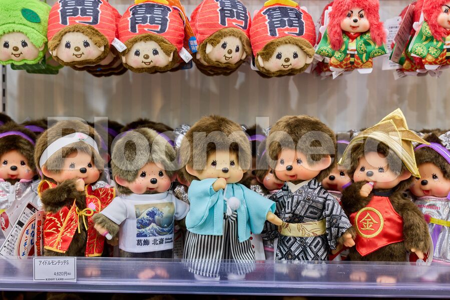 Monchhichi dipajang di sebuah toko di Harajuku (Sumber: Bloomberg)