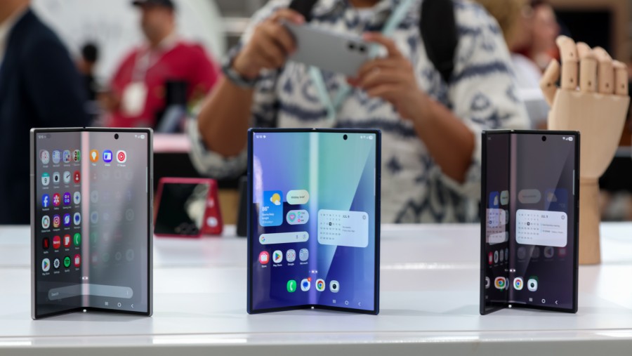 Ilustrasi perangkat baru Samsung Galaxy S series yang dipajang. (Bloomberg)