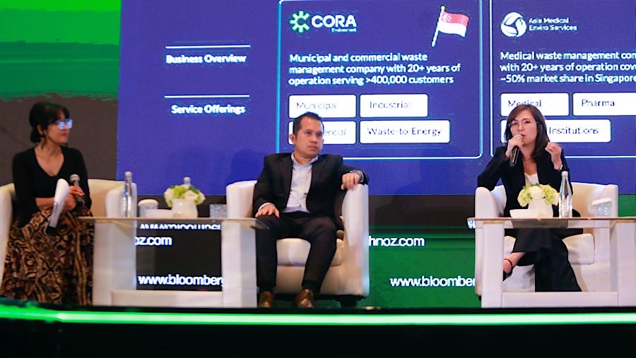 Direktur PT TBS Energi Utama Tbk (TOBA), Juli Oktarina (kanan) juga ikut bertukar pikiran dalam diskusi ini. (Bloomberg Technoz/Andrean)