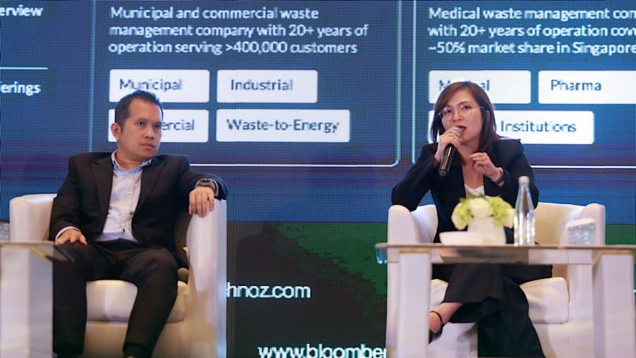 Direktur PT TBS Energi Utama Tbk (TOBA), Juli Oktarina (kanan) saat Ecoverse 2025 di Jakarta, Kamis (20/11/2025). (Bloomberg Technoz/Andrean)