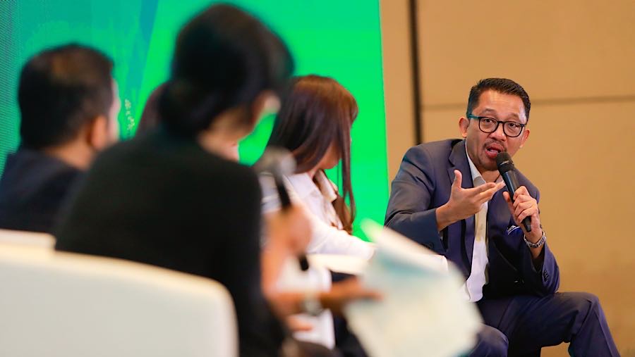 Diskusi yang berfungsi sebagai wadah bertukar pikiran juga dihadiri Direktur Umum PT Maharaksa Biru Energi Tbk (OASA), Bobby Gafur Umar (kanan).