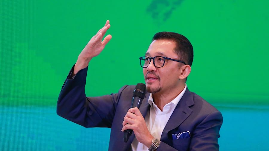 Direktur Utama PT Maharaksa Biru Energi Tbk (OASA), Bobby Gafur Umar saat Ecoverse 2025 di Jakarta, Kamis (20/11/2025). (Bloomberg Technoz/Andrean K)