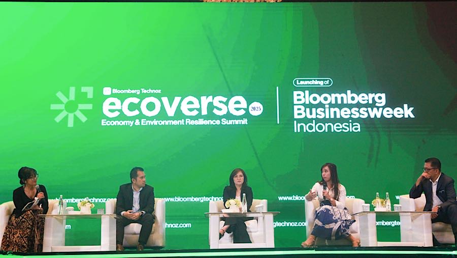 Selain itu hadir juga Indonesia Energy Transition, IEEFA, Mutya Yustika (kedua kiri. (Bloomberg Technoz/Andrean Kristianto)