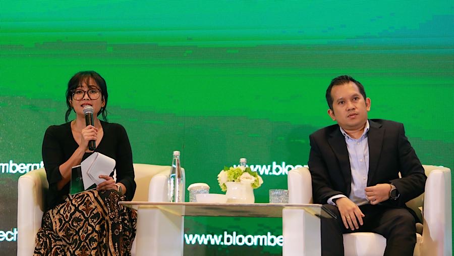 Moderator dalam diskusi ini Executive Producer dan Senior Editor Bloomberg Media Partnership, Soraya Permatasari (kiri)  (Bloomberg Technoz/Andrean)